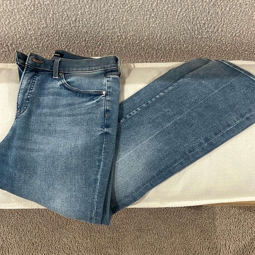 NWOT 🔥Express Skyscraper Mid Rise Flare Jeans🔥